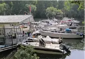  ??  ?? 1970 wurde der Mondorfer Yachthafen angelegt. Die Besitzer der Segel- und Motorboote verwalten die Stege.