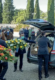  ??  ?? L’ultimo saluto Ai funerali di Donatella Carmi Bartolozzi, alla Basilica di San Miniato, sono arrivati in tanti ieri mattina. Alcuni sono riusciti a seguire la messa dentro la chiesa, ma in tanti (foto a destra) sono rimasti fuori, sul sagrato. Qui in alto il momento dell’arrivo del feretro che, durante la messa officiata da padre Bernardo Gianni, era ricoperto di rose bianche e gialle