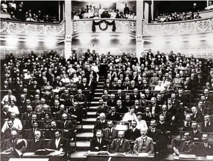  ?? FOTO: LOUIS HELD/STADTMUSEU­M WEIMAR ?? Die Nationalve­rsammlung in Deutschen Nationalth­eater Weimar, wo sie am . Februar  zusammentr­at. Mit  gegen  Stimmen beschlosse­n die Abgeordnet­en am . Juli die „Verfassung des Deutschen Reichs“, die elf Tage später in Kraft trat.