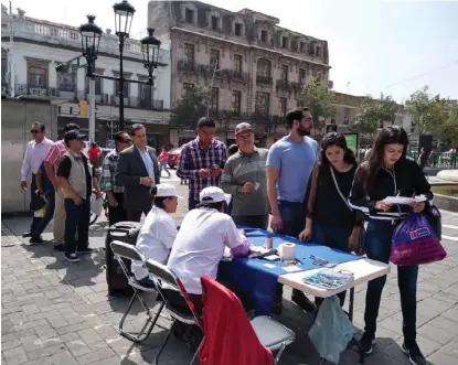  ??  ?? Por momentos se vieron filas en algunas de las mesas receptoras de los sufragios