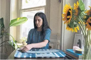  ?? ANTHONY PEZZOTTI TRIBUNE NEWS SERVICE ?? Jessica Dore, a master of social work candidate, uses her tarot cards for behavioura­l therapy.