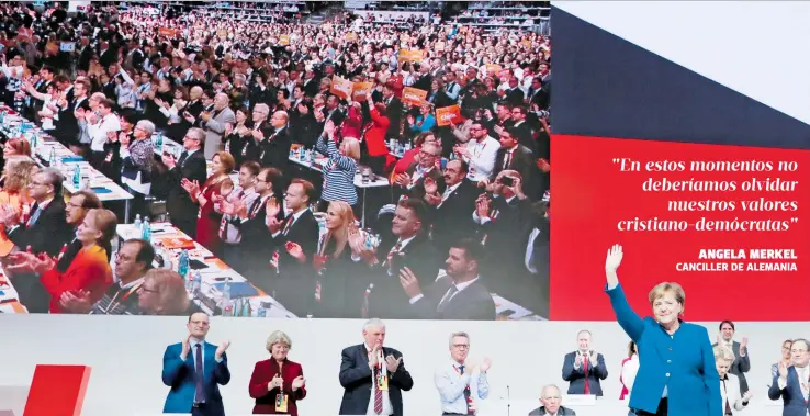  ?? /AFP ?? CANCILLER DE ALEMANIA Angela Merkel se despidió ante los delegados del partido en el Congreso de Hamburgo para poner fin a una era del liderazgo de 18 años del partido conservado­r