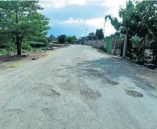  ??  ?? Los moradores de este populoso sector de Portoviejo esperan ser atendidos.