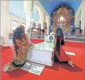  ?? HT ?? Women pray at the tomb of 19th century priest Saint Kuriakose at Mannanam village in Kerala’s Kottayam.