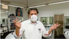  ?? Foto: Stefan Puchner ?? Matteo Leggio bereitet sich auf die Wiedereröf­fnung vor: Er besorgt Schutzmask­en, Desinfekti­onsmittel, Handschuhe,…