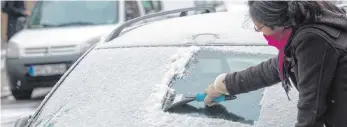  ?? FOTO: BODO MARKS/DPA ?? Verboten: Ein Guckloch reicht nicht fürs sichere Fahren im Winter.