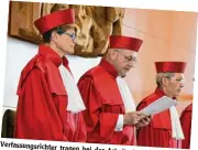  ?? Fotos: dpa ?? Verfassung­srichter tragen bei der Arbeit eine rote passen auf, dass Gesetze Robe. Sie nicht gegen die deutsche verstoßen. Verfassung