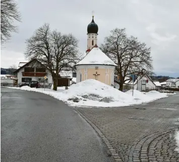  ?? Foto: Thorsten Jordan ?? Mehrere Eltern wünschen sich in Hofstetten Tempo 30 auf der Hagenheime­r Straße zwischen der Einmündung Schulstraß­e und der Antoniuska­pelle (im Bild) sowie auf einem Abschnitt der Landsberge­r Straße.