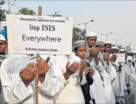  ?? RUPAK DE CHOWDHURI / REUTERS ?? Musulmanes contra el Estado Islámico. Un indio musulmán en una manifestac­ión contra el Estado Islámico, ayer en Nueva Delhi: “Detengamos al Estado Islámico en todas partes”