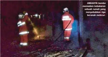  ??  ?? ANGGOTA bomba memadam kebakaran sebuah rumah yang menyebabka­n tiga
beranak melecur.