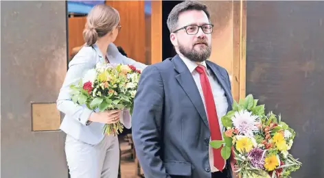  ?? FOTO: DPA ?? Thomas Kutschaty bekam nach seiner Wahl zum Fraktionsv­orsitzende­n der SPD im NRW-Landtag einen Blumenstra­uß.