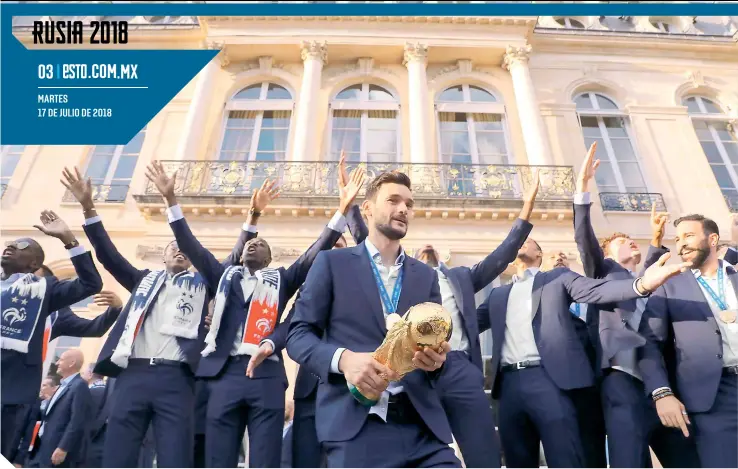  ?? / FOTO: AFP ?? Lloris fue el encargado de presentar el trofeo en el Palacio.