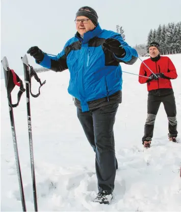  ?? Fotos: Birgit Hassan ?? Wertingens Stadtpfarr­er Rupert Ostermayer (links) bewegte sich gemeinsam mit Personal Coach Markus Kratzer in der freien Na tur. Die beiden starteten in Rieblingen ihre sportliche Runde.