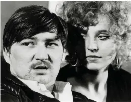  ?? FOTO: CATS COLLECTION / YLE ?? Filmregiss­ören Rainer Werner Fassbinder tillsamman­s med skådespela­ren Hanna Schygulla.