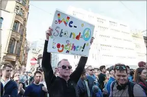  ??  ?? Des milliers de personnes se sont rassemblée­s à Manchester, mardi.