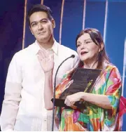  ??  ?? Toni Rose Gayda and William Thio receive special tribute for her mom Rosa Rosal whose figure was used as model for the FAMAS statuette...