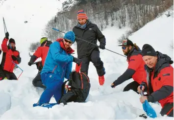  ?? Foto: Bernd Schuller, ZDF ?? „Der Bergdoktor“Martin Gruber (Hans Sigl, dritter von rechts) arbeitet beim Winterspec­ial „Preis des Lebens“mit dem Team der Bergrettun­g eng zusammen, um die unter der Lawine Begrabenen schnell zu finden.