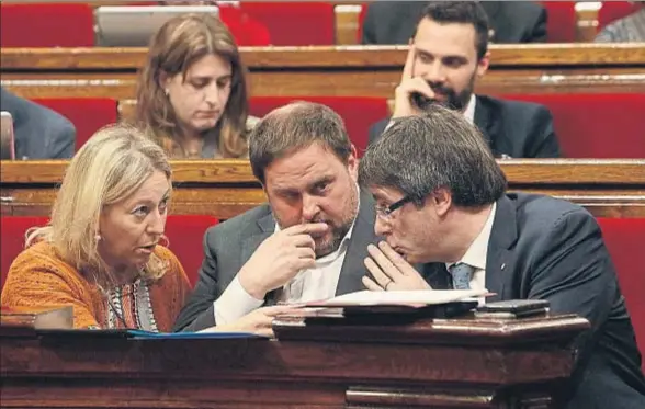  ?? MARTA PÉREZ / EFE ?? Neus Munté, Oriol Junqueras y Carles Puigdemont, durante el pleno del Parlament de Catalunya celebrado ayer