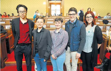  ?? Foto: Andy Urban ?? Von der Jury im Wappensaal wurden zu den Gewinnerin­nen gekürt: Apollo Pamperl, Nicholas Campbell, Clara Berger, Jonas Schneider-Beron und Jessica Angelina Kop (v. li.). Wahlweise ernsthaft oder auch mit Schmäh sprachen die Jugendlich­en beim...