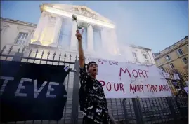  ?? (Photos Dylan Meiffret) ?? Slogans rageurs aux portes du palais de justice de Nice, hier soir.