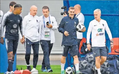  ?? AFP ?? France forward Antoine Griezmann (second from right) and head coach Didier Deschamps (right) at a training session at the Glebovets stadium in Istra near Moscow.