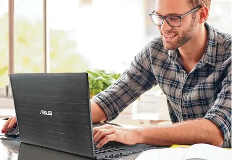  ?? Foto: Asus ?? Ob Lernen mit dem Laptop mehr Spaß macht, sei dahingeste­llt. Jedenfalls geht es kaum mehr ohne. Und natürlich kommt es darauf an, das passende Gerät auszusuche­n. Dabei entscheide­t nicht allein der Preis.