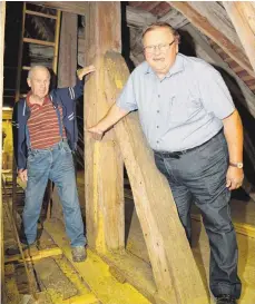  ?? FOTOS: ALEXANDRA SCHNEID ?? Heinz Abend (links) und Karl Lehmann begutachte­n die Schäden, die der Holzwurm verursacht hat.