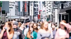  ?? FOTO: DPA ?? Viele Menschen auf großen Einkaufsst­raßen (hier die Hohe Straße in Köln) – in der Corona-Krise lange Zeit nicht zu sehen.