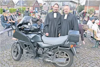  ?? NGZ-FOTO: A. TINTER ?? Die Pfarrer Martin Pilz (l.) und Olaf Schaper luden zum Motorrad-Open-Air-Gottesdien­st.