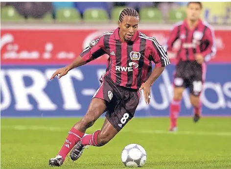  ?? FOTO: IMAGO ?? José Roberto da Silva Júnior, genannt Zé Roberto, beim Dribbling. Der heute 44-Jährige lief zwischen 1998 und 2002 113 Mal für die Werkself auf.