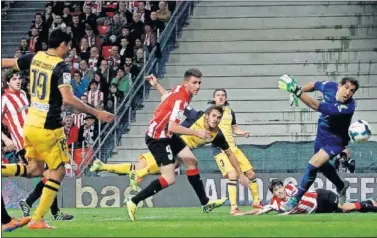  ??  ?? Diego Costa, Koke y Filipe, en uno de los goles del partido jugado en Bilbao en la campaña 2013-14.