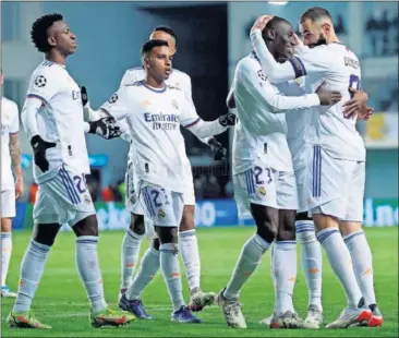  ?? ?? Mendy abraza a Benzema mientras Vinicius y Rodrygo se acercan para felicitarl­e por su gol al Sheriff.