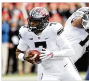  ?? DAVID JABLONSKI / STAFF ?? Buckeyes backup quarterbac­kDwayne Haskins breaks free for a 22-yard run in the third quarter during thewin
over Michigan on Saturday.