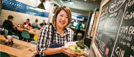  ?? RP-FOTO: ANNE ORTHEN ?? Im „Takumi Chicken & Veggie“gibt es mehrere Varianten der typisch japanische­n Ramen. Etwas extravagan­t ist die Alge als Beilage.