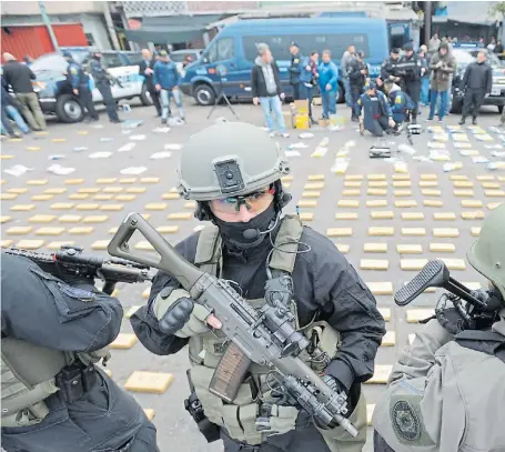  ??  ?? Impactante. En el operativo participar­on gendarmes y policías federales, que luego desplegaro­n toda la droga incautada en la villa.