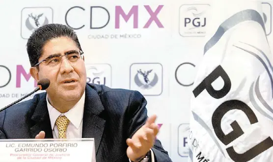  ?? CUARTOSCUR­O ?? Edmundo Garrido, titular de la PGJ de la CdMx, anuncia peritajes de gabinete para saber los motivos del derrumbe o de daño en edificacio­nes.