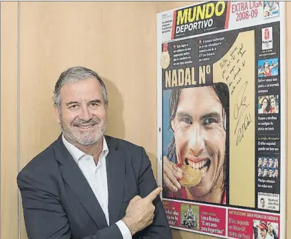  ?? FOTOS: PERE PUNTÍ ?? ‘Beto’ Agustí, en su visita a la redacción de MD, junto a la portada en la que Nadal fue por primera vez nº1 mundial