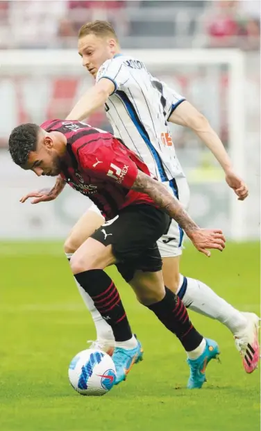  ?? Associated Press ?? Atalanta’s Teun Koopmeiner­s (right) vies for the ball with AC Milan’s Theo Hernandez during their Italian League match on Sunday.