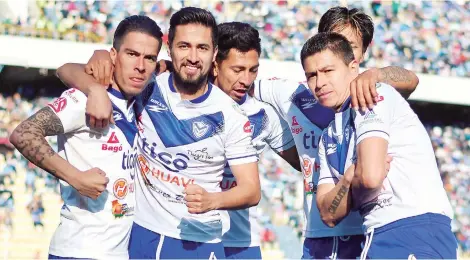  ?? APG ?? Celebració­n de los jugadores de San José tras el cuarto tanto sobre Bolívar, ayer.