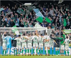  ??  ?? CON LA GRADA. Los jugadores del Betis, celebrando la victoria.