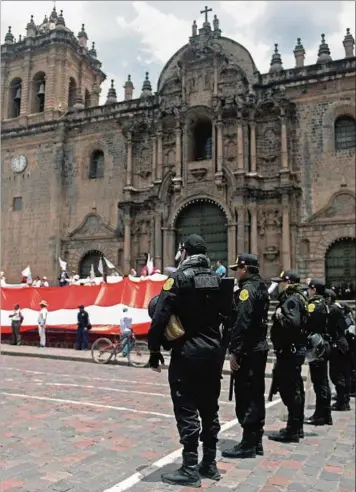  ?? ?? OPERATIVO. Policías antimotine­s están atentos a posibles disturbios en la Plaza de Armas, en Cusco.