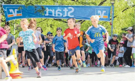  ?? FOTO: JOHANNA MURO ?? Die jungen Sportler zeigen jede Menge Ehrgeiz und laufen zahlreiche Runden.