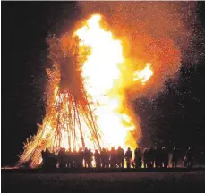  ?? FOTO: ARCHIV ?? Die Funkenfeue­r werden am kommenden Sonntag wieder im schwäbisch­alemannisc­hen Raum entzündet.