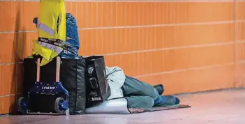  ?? FOTO: DPA ?? Ein Obdachlose­r schläft in einer Unterführu­ng.