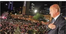  ?? FOTO: AFP ?? Der türkische Präsident Erdogan dankt am Wahlabend seinen Anhängern für seine Wiederwahl. Auch seine AKP wurde stärkste Kraft im Land.
