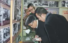  ?? PROVIDED TO CHINA DAILY ?? Mao Haofu (right) accompanie­s his grandfathe­r, Mao Binghua, in 2017 on a field trip to Hebei province to collect historical materials on the army that launched the Pingjiang Uprising in 1928.