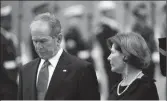  ??  ?? Ish- Presidenti George W. Bush dhe gruaja e tij Laura, duke dalë nga Kisha e St. Martin