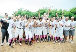  ??  ?? Las jugadoras de la Universida­d Metropolit­ana celebran tras conquistar el campeonato.