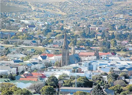  ?? Picture : WIKIPEDIA ?? CONTROVERS­IAL HISTORY: A view of the Grahamstow­n CBD with the cathedral spire in the centre