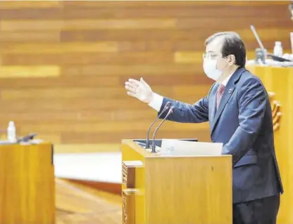  ??  ?? Guillermo Fernández Vara, ayer durante su intervenci­ón en la tribuna del hemiciclo. LA CRÓNICA